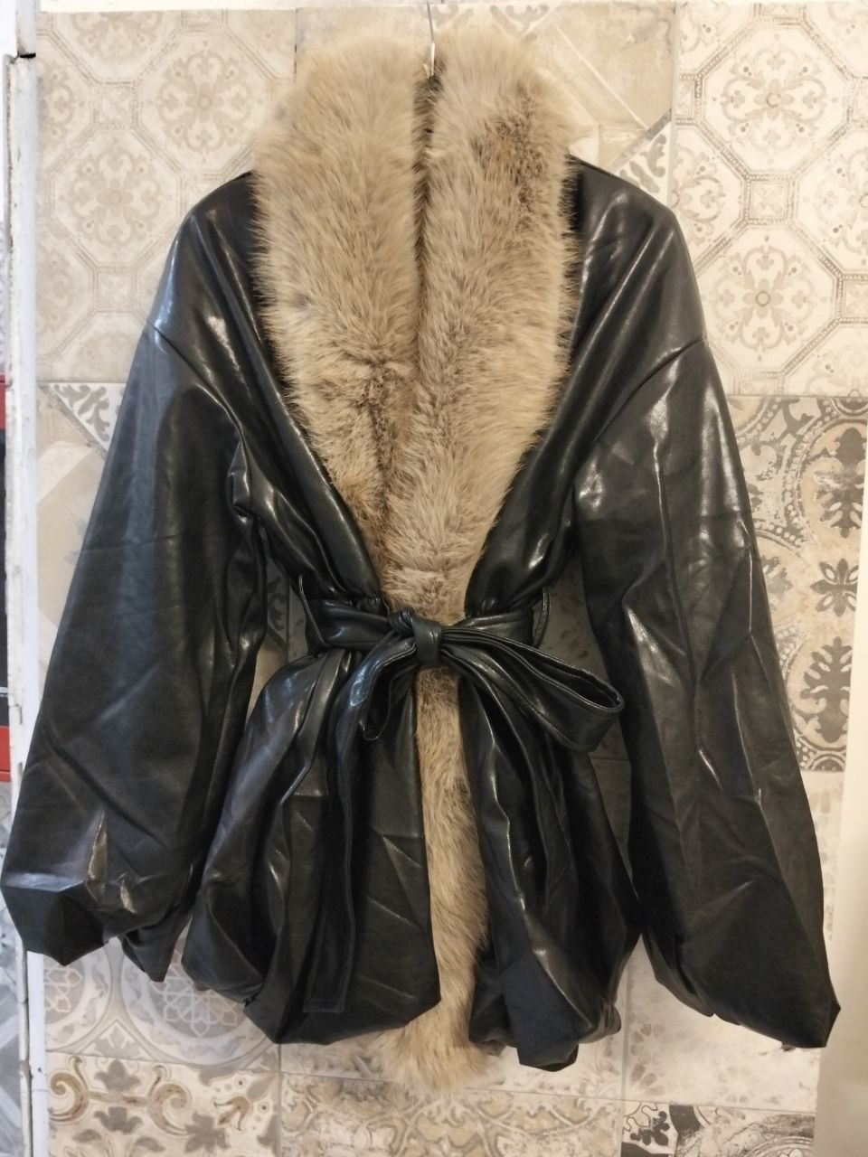 trench lucido con pelliccia