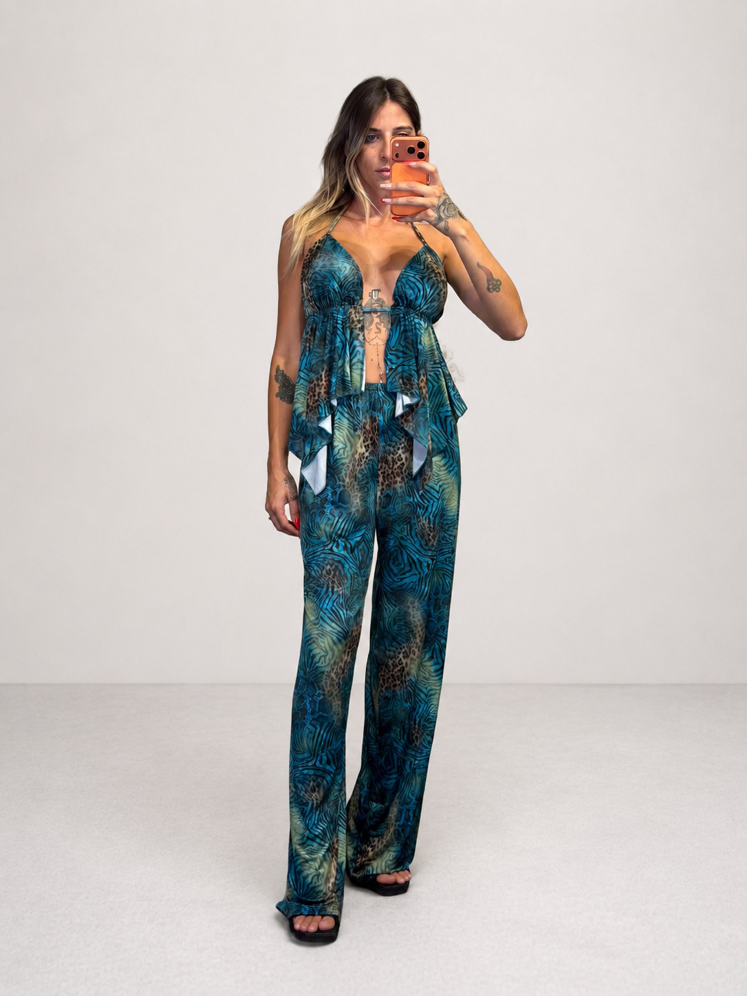 Coordinato con Top Halter a Volant e Pantaloni Palazzo Fantasia