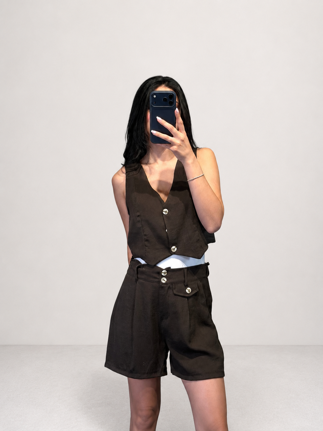 Coordinato Gilet Smanicato e Bermuda a Vita Alta con Bottoni