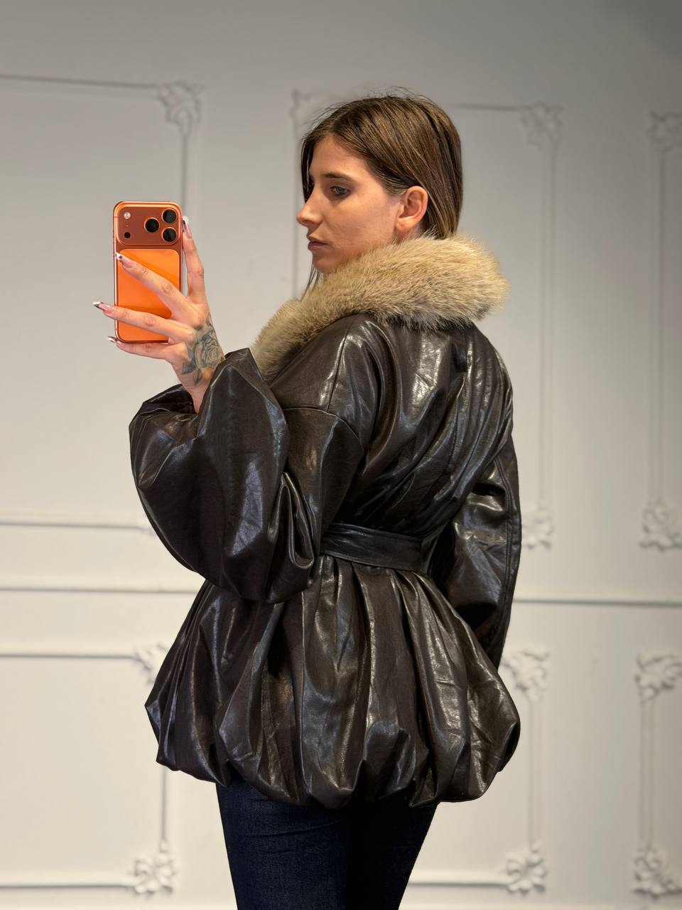trench lucido con pelliccia