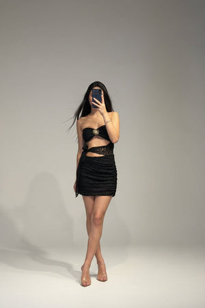 Abito Corto in Pizzo con Cut Out Laterale Drappeggio e Spilla Sole - Dverso Fashion