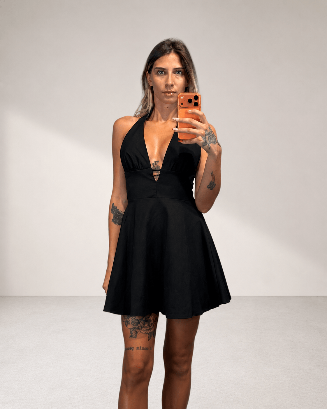 Abito Corto Svasato con Scollo Profondo e Allacciatura al Collo - Dverso Fashion