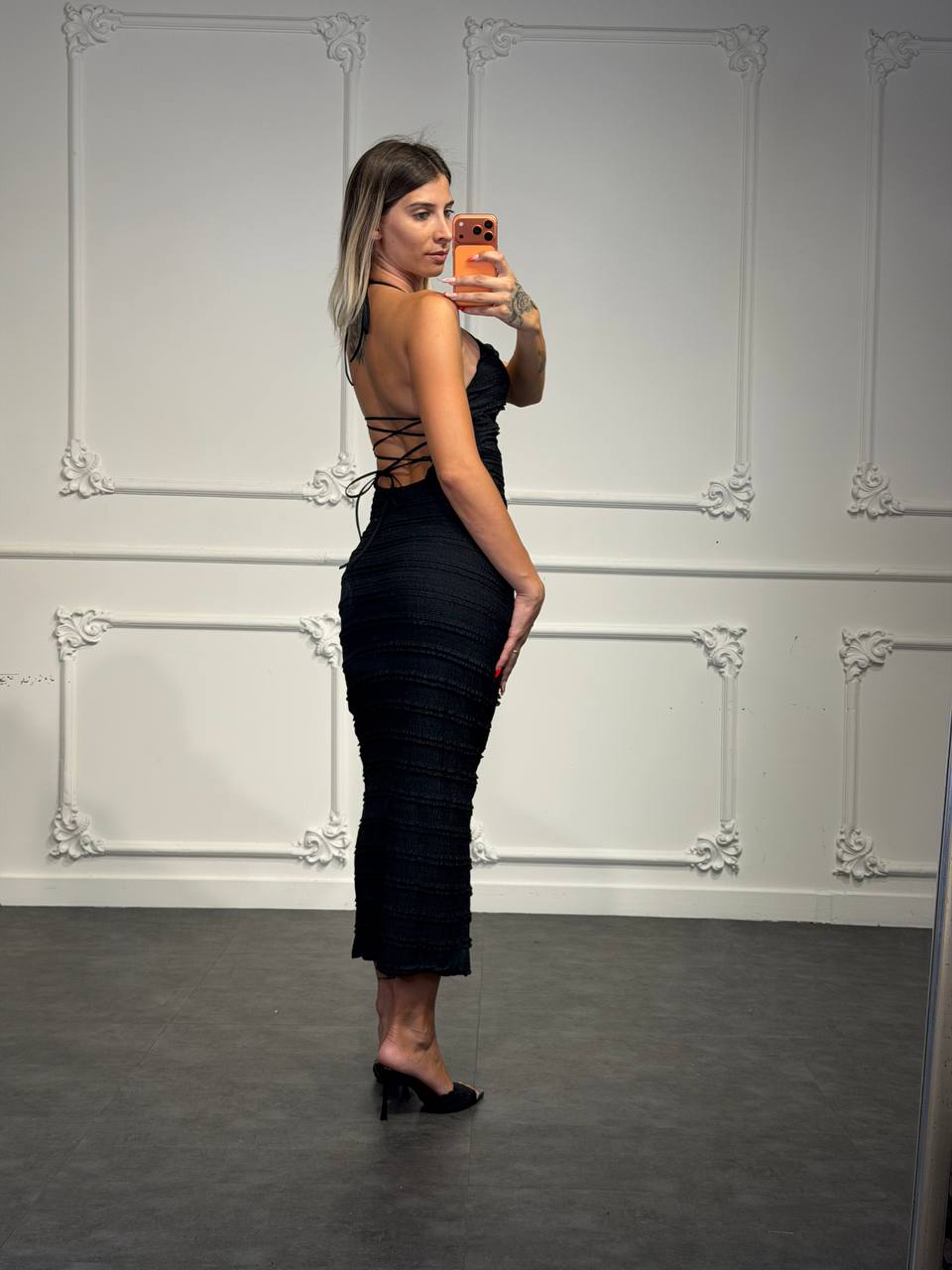 abito lungo riccamato con dettaglio gioiello - Dverso Fashion
