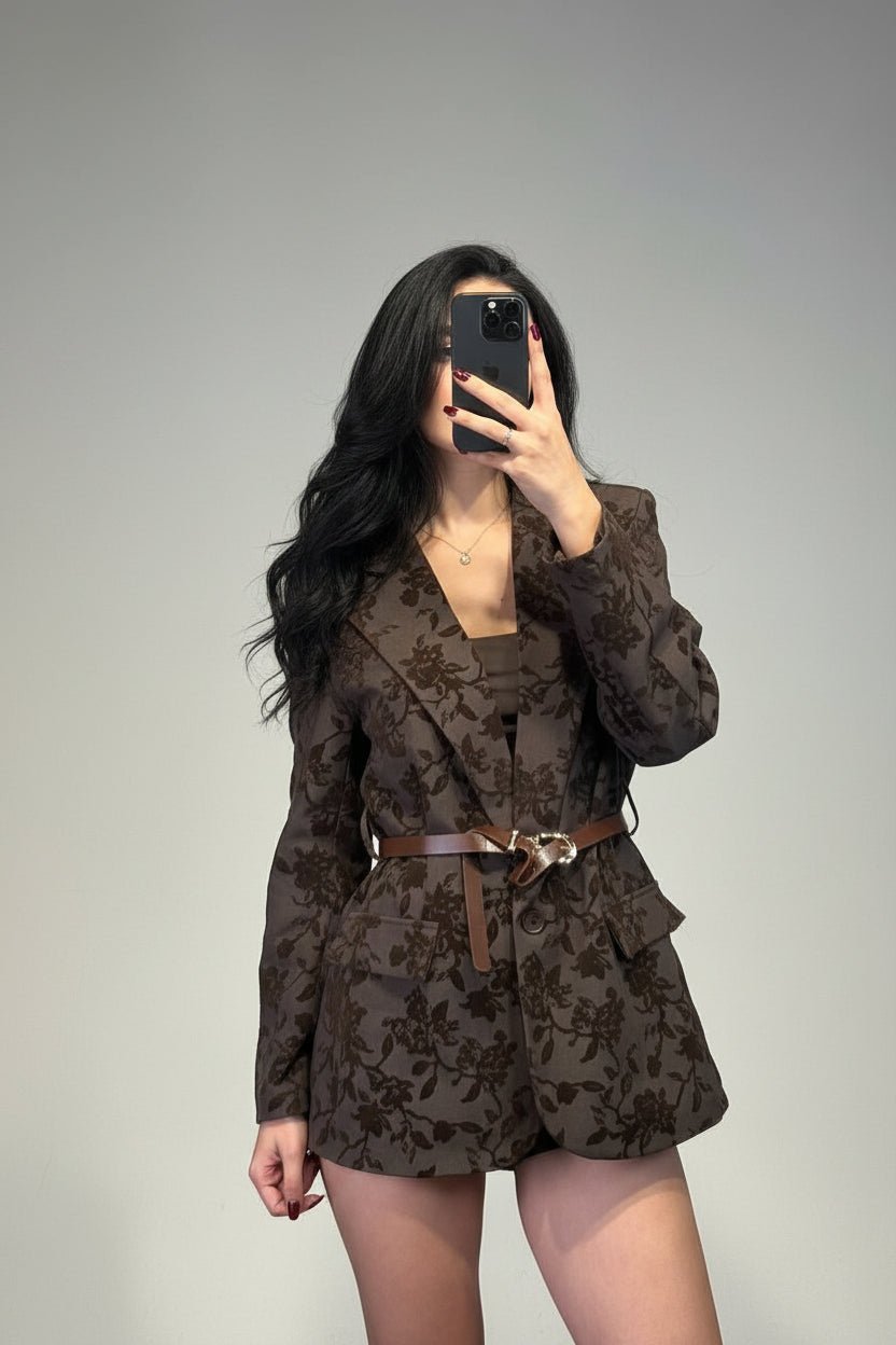 blazer con fiori in rilievo e cinta - Dverso Fashion
