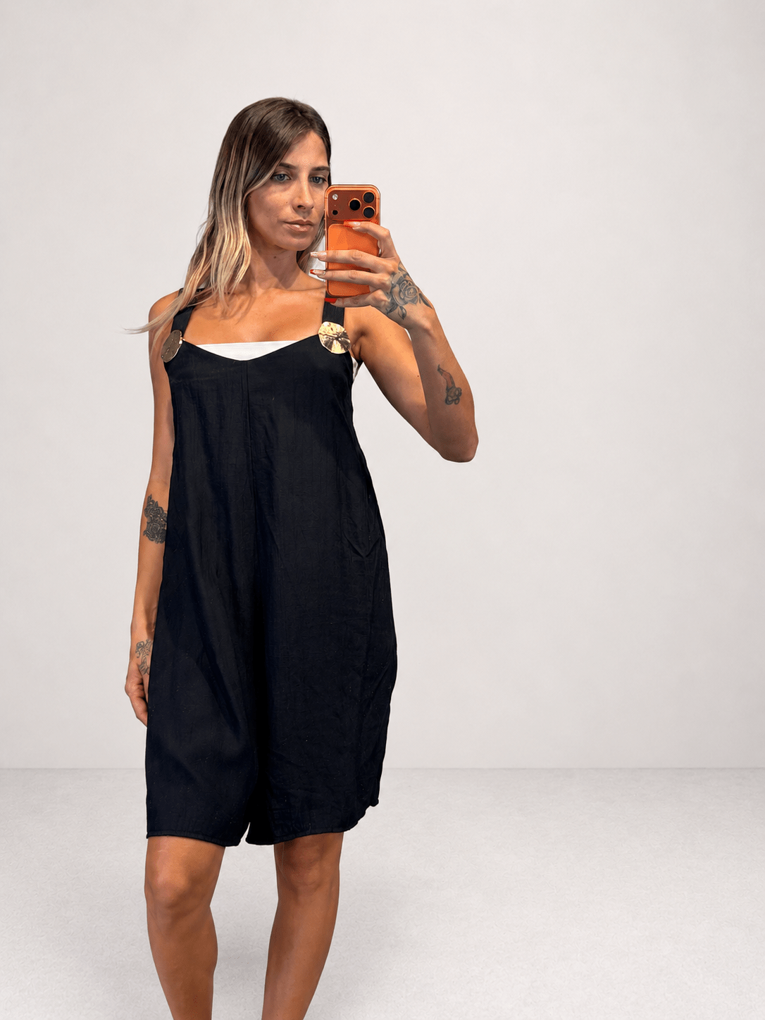 Jumpsuit Corta in Lino con Spalline Larghe e Dettagli Metallici - Dverso Fashion