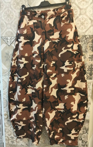 Pantaloni con stampa camouflage e vita elasticizzata - Dverso Fashion