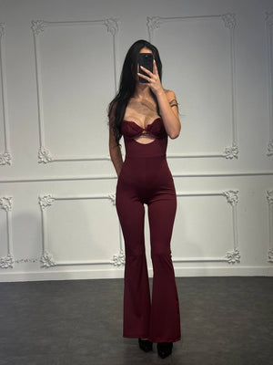 Jumpsuit con coppe strutturate, cut-out frontale e pantalone a zampa