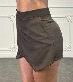 Gonna pantaloncino asimmetrica con pannello sovrapposto frontale