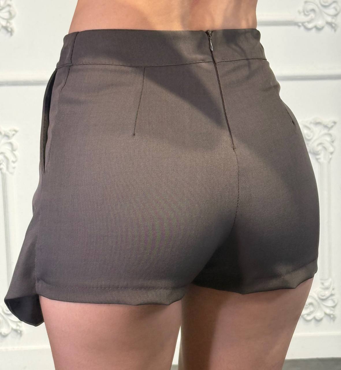 Gonna pantaloncino asimmetrica con pannello sovrapposto frontale