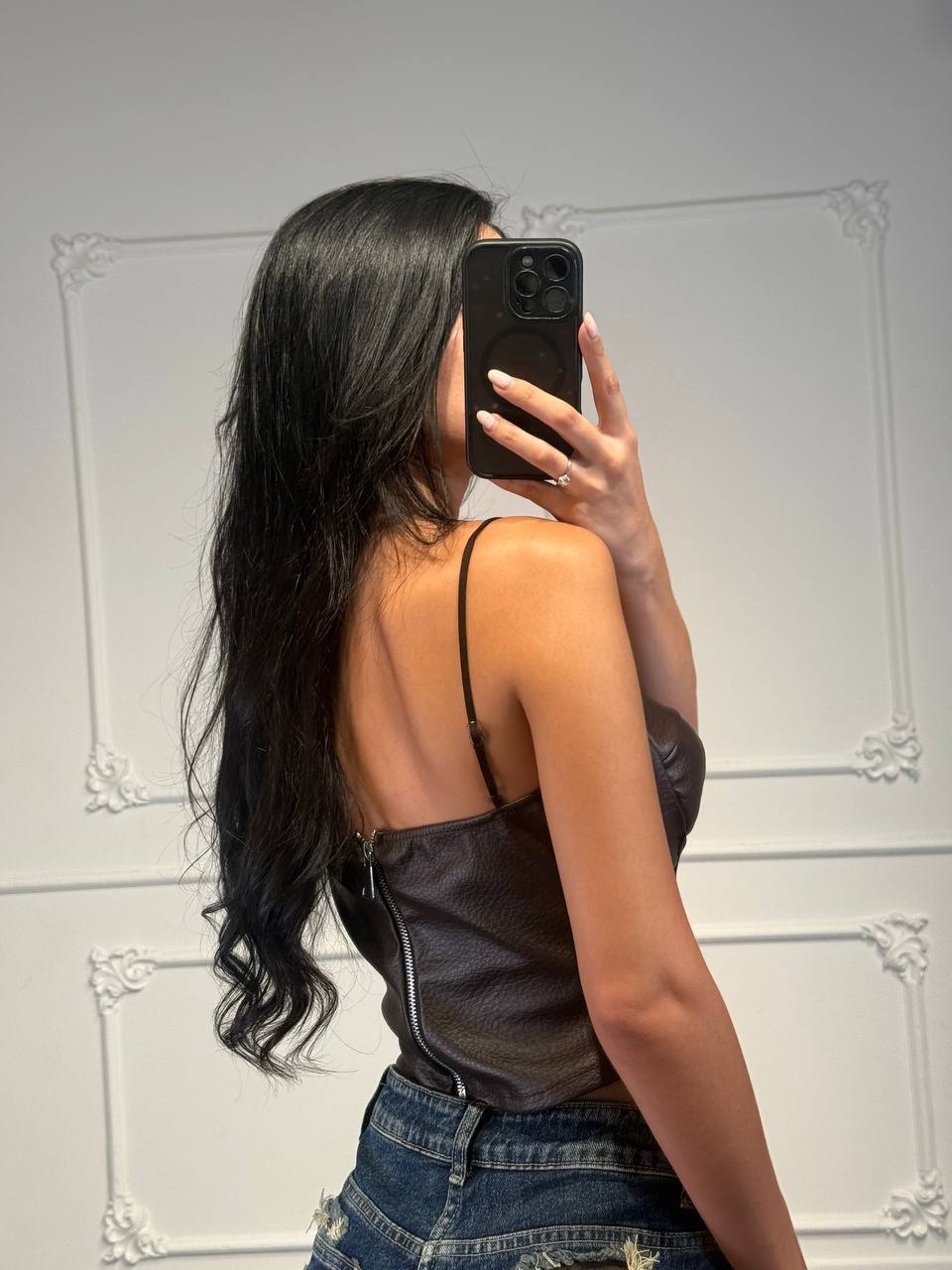 Top corsetto in similpelle con coppe strutturate e cuciture verticali