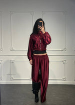Completo satinato con giacca cropped e gonna lunga fluida