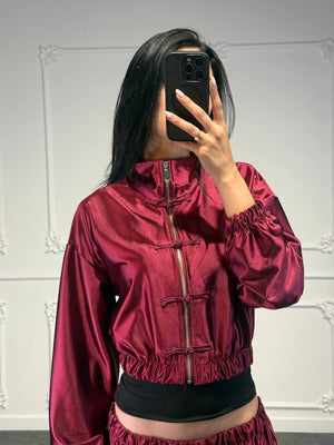 Completo satinato con giacca cropped e gonna lunga fluida