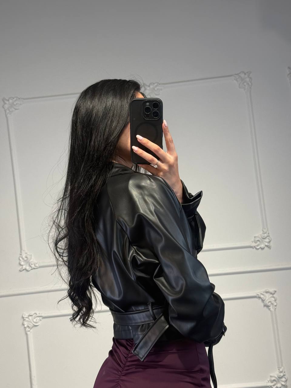 Giacca cropped in similpelle doppiopetto con cintura e revers ampi