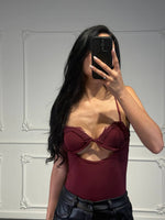 Body con coppe strutturate, inserti in pizzo e spalline sottili