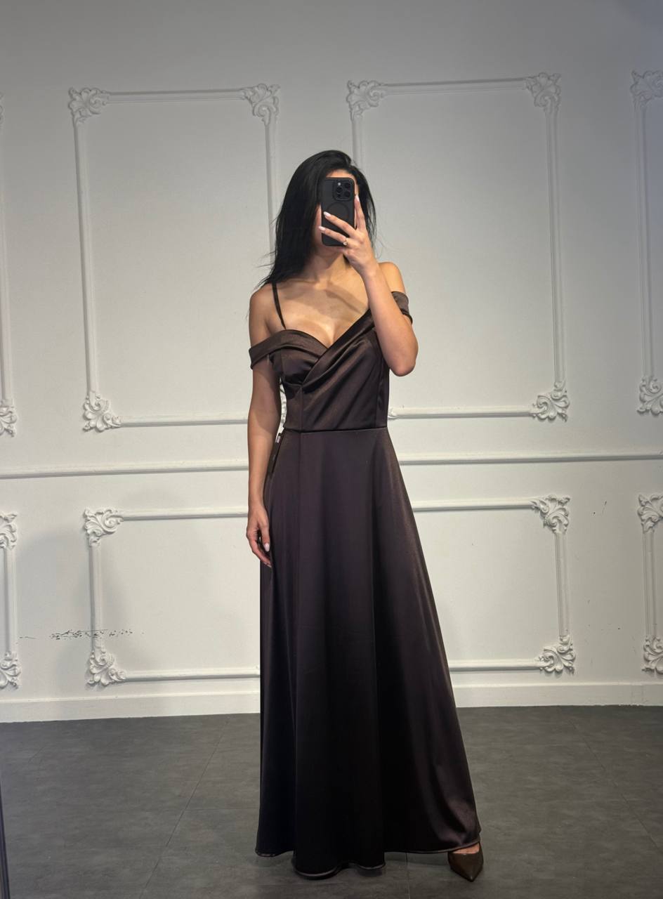Abito lungo satinato con scollo drappeggiato asimmetrico