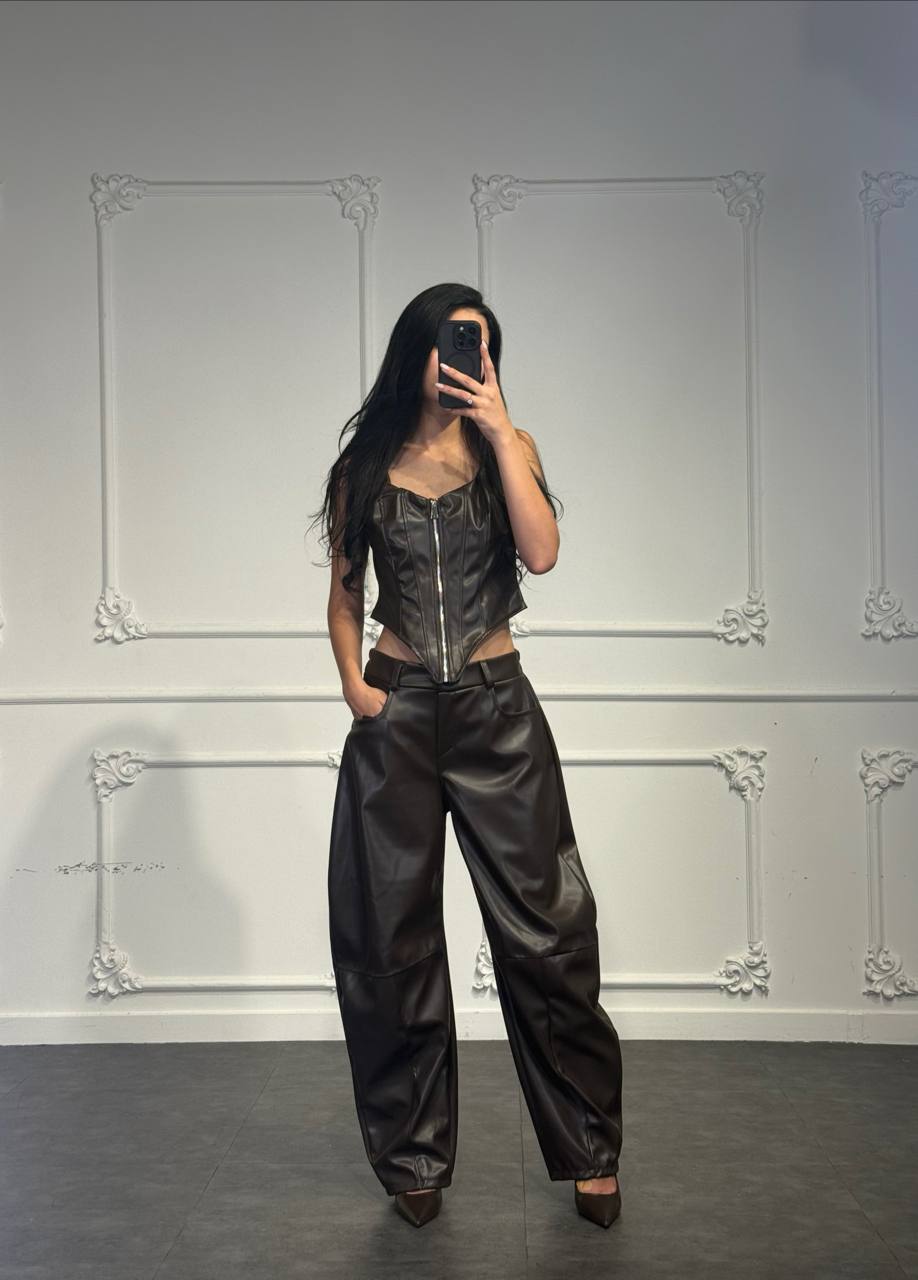 Completo in similpelle con top corsetto zip frontale e pantalone balloon a vita alta