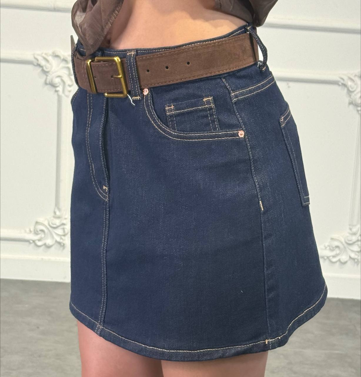 Gonna corta in denim a vita alta con cintura