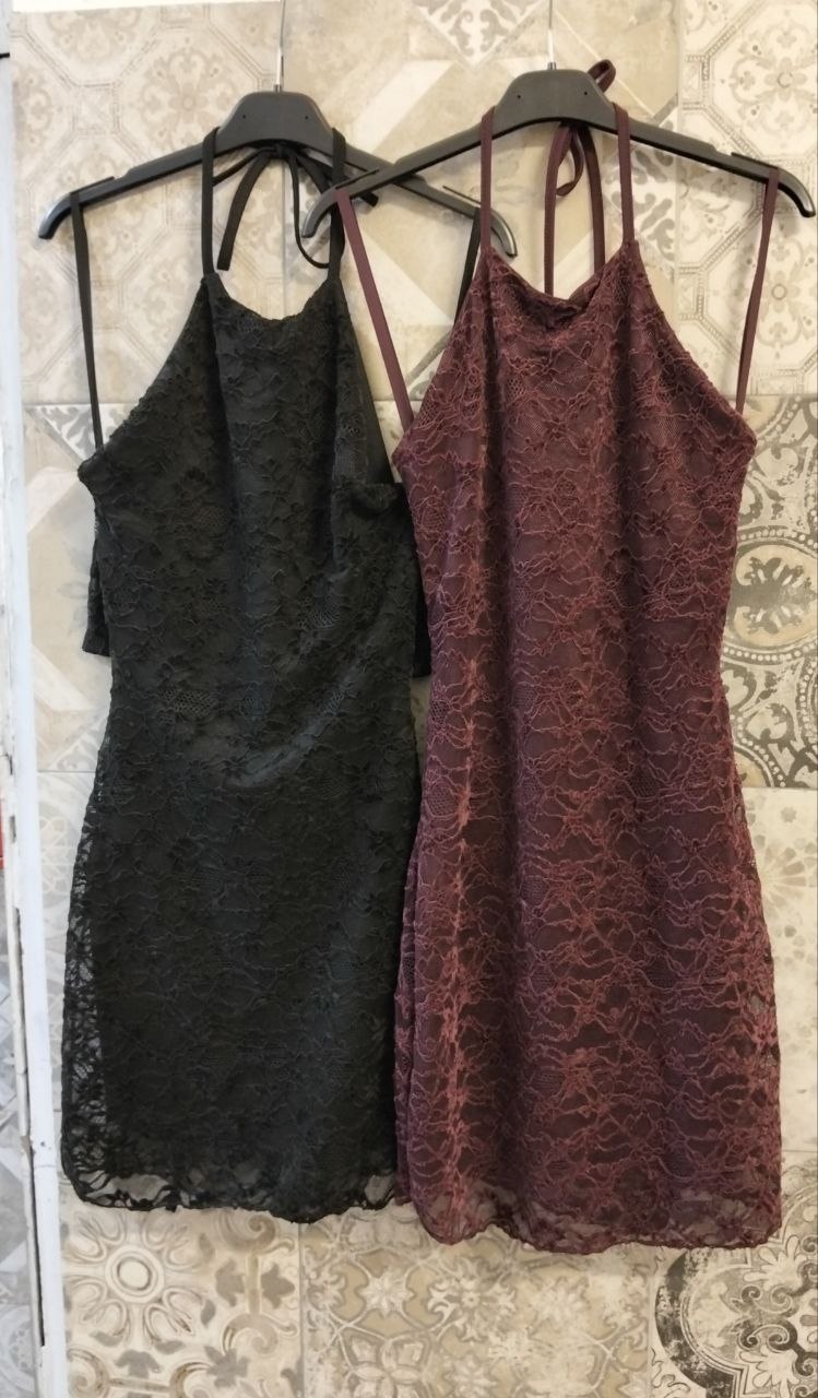 Abito corto in pizzo con scollo halter e spalline sottili