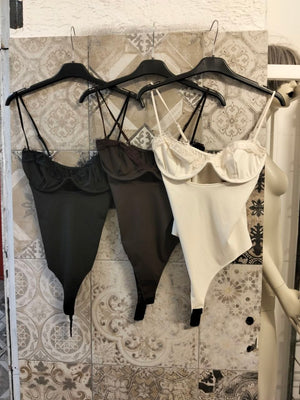 Body con coppe strutturate, inserti in pizzo e spalline sottili