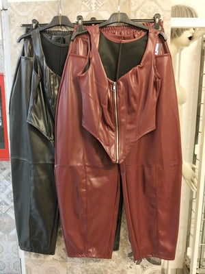 Completo in similpelle con top corsetto zip frontale e pantalone balloon a vita alta