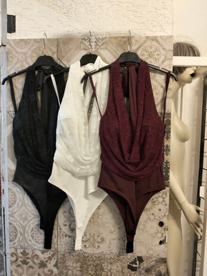 Body con scollo halter drappeggiato e inserti in pizzo