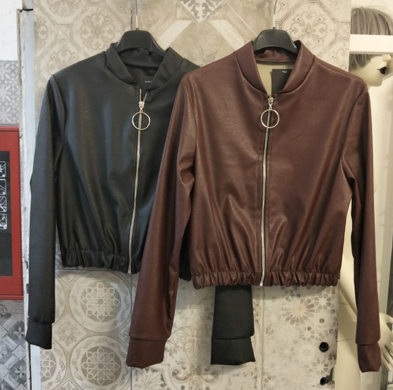 Giacca cropped in similpelle con zip ad anello