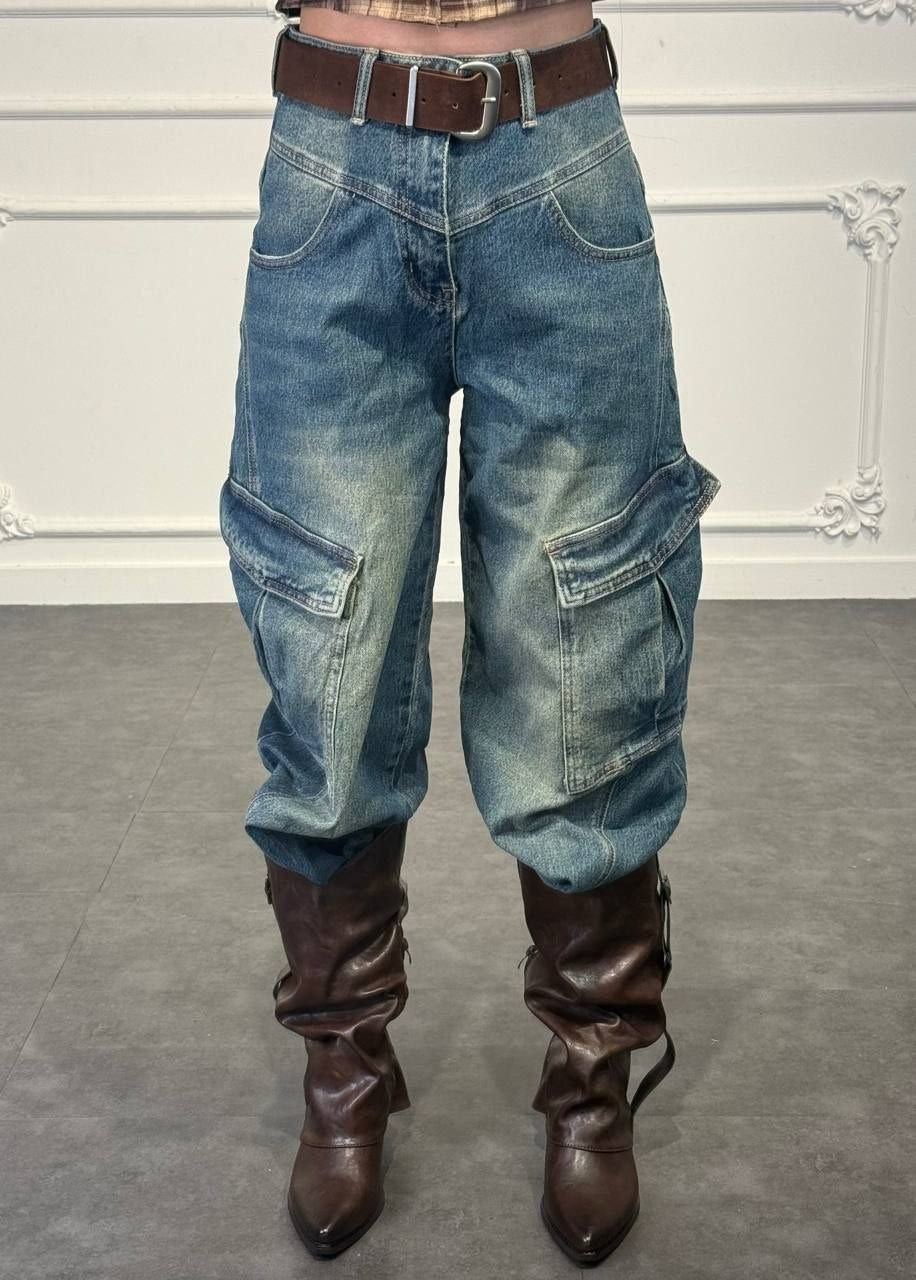 Pantalone cargo in denim a gamba ampia con tasche laterali