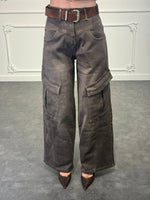 Pantalone cargo in denim a gamba ampia con tasche laterali
