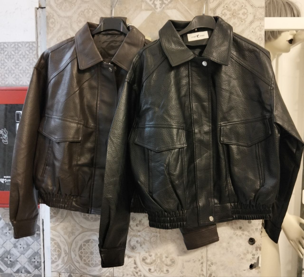 Giacca corta effetto pelle con tasche cargo frontali e fondo elasticizzato