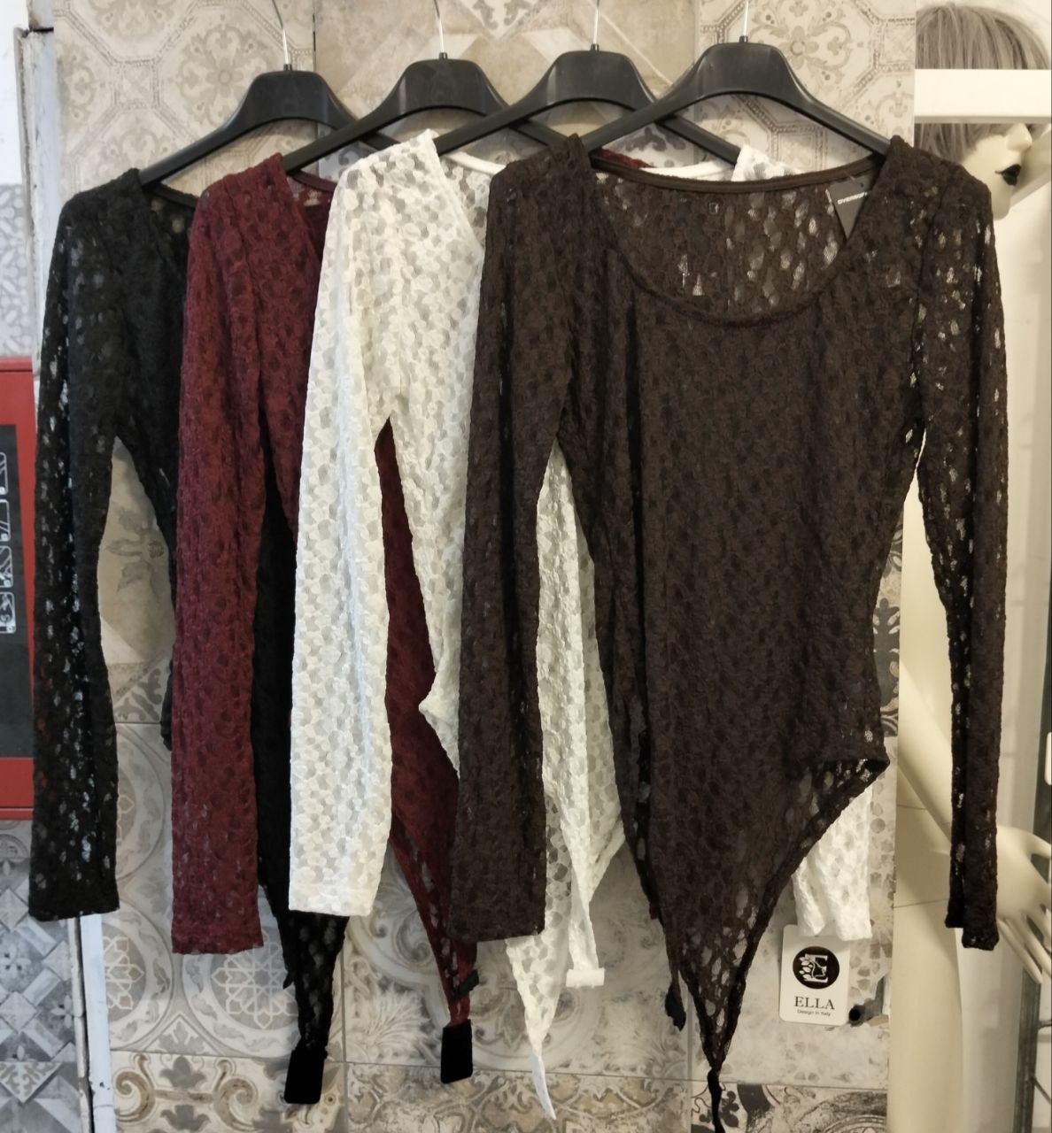 Body in pizzo traforato con scollo ampio e maniche lunghe