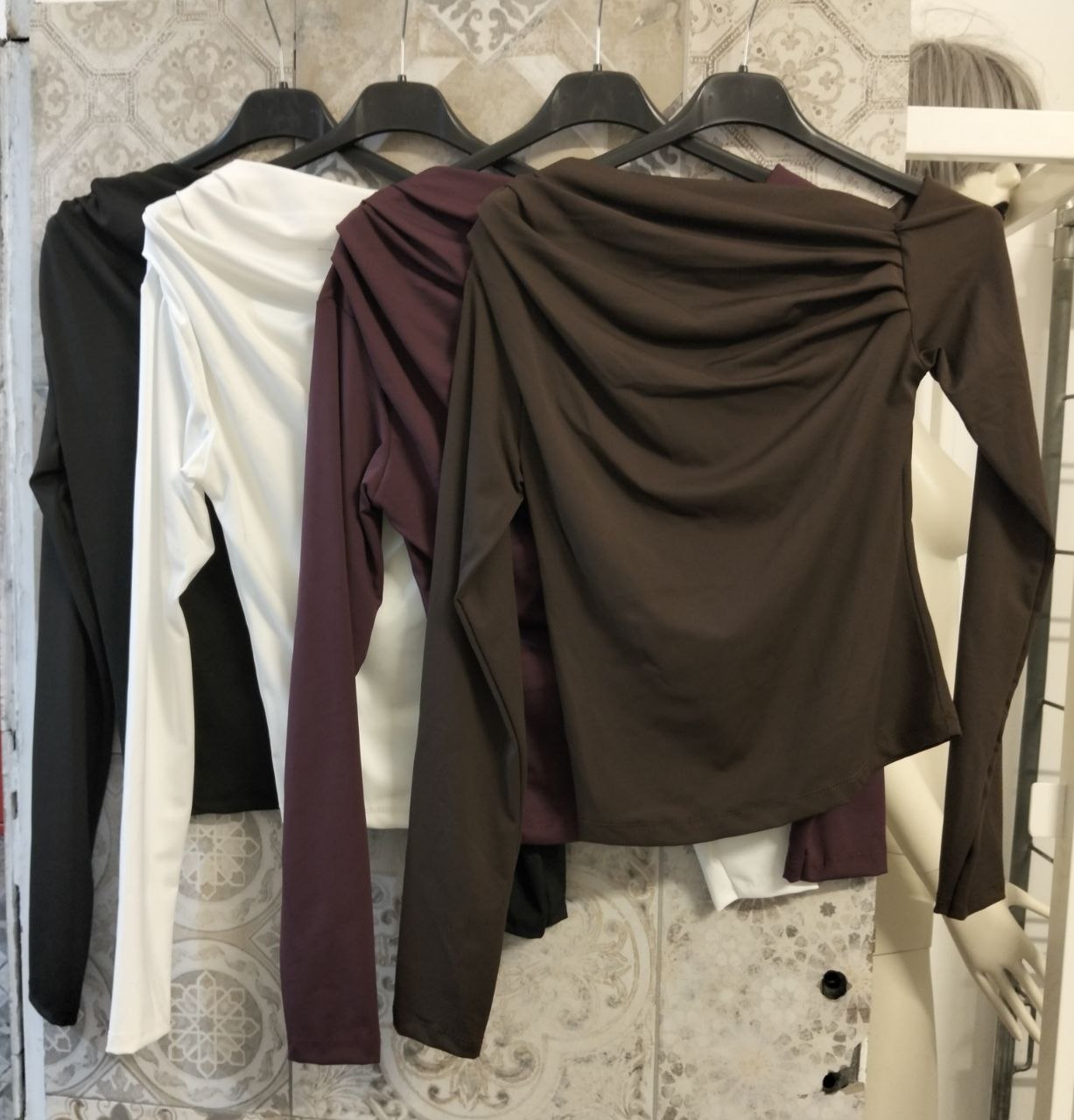 Maglia drappeggiata con scollo asimmetrico