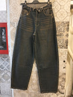 Jeans wide leg con cintura incrociata e chiusura asimmetrica