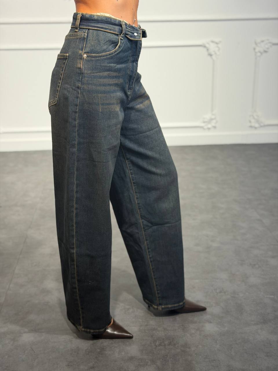 Jeans relaxed con vita incrociata