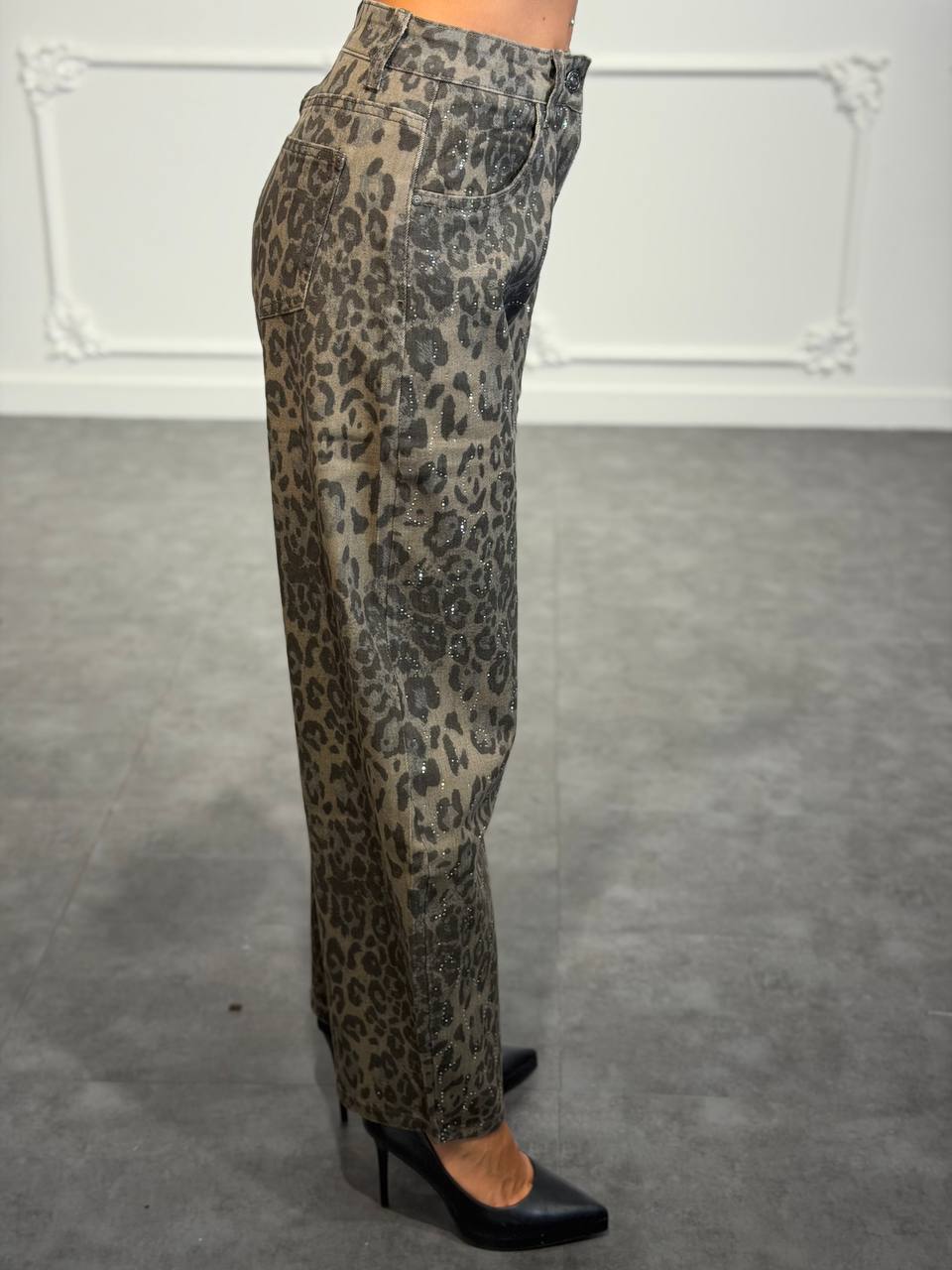 Jeans balloon animalier con strass all-over