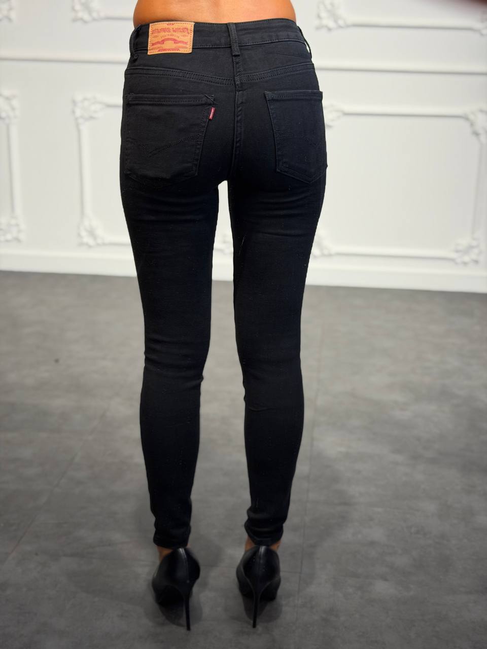 Jeans skinny a vita bassa con linea aderente