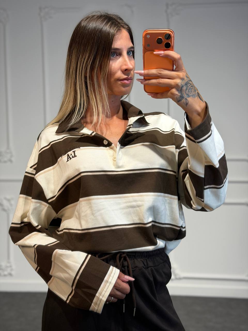 Maglia oversize a righe con colletto classico e maniche lunghe