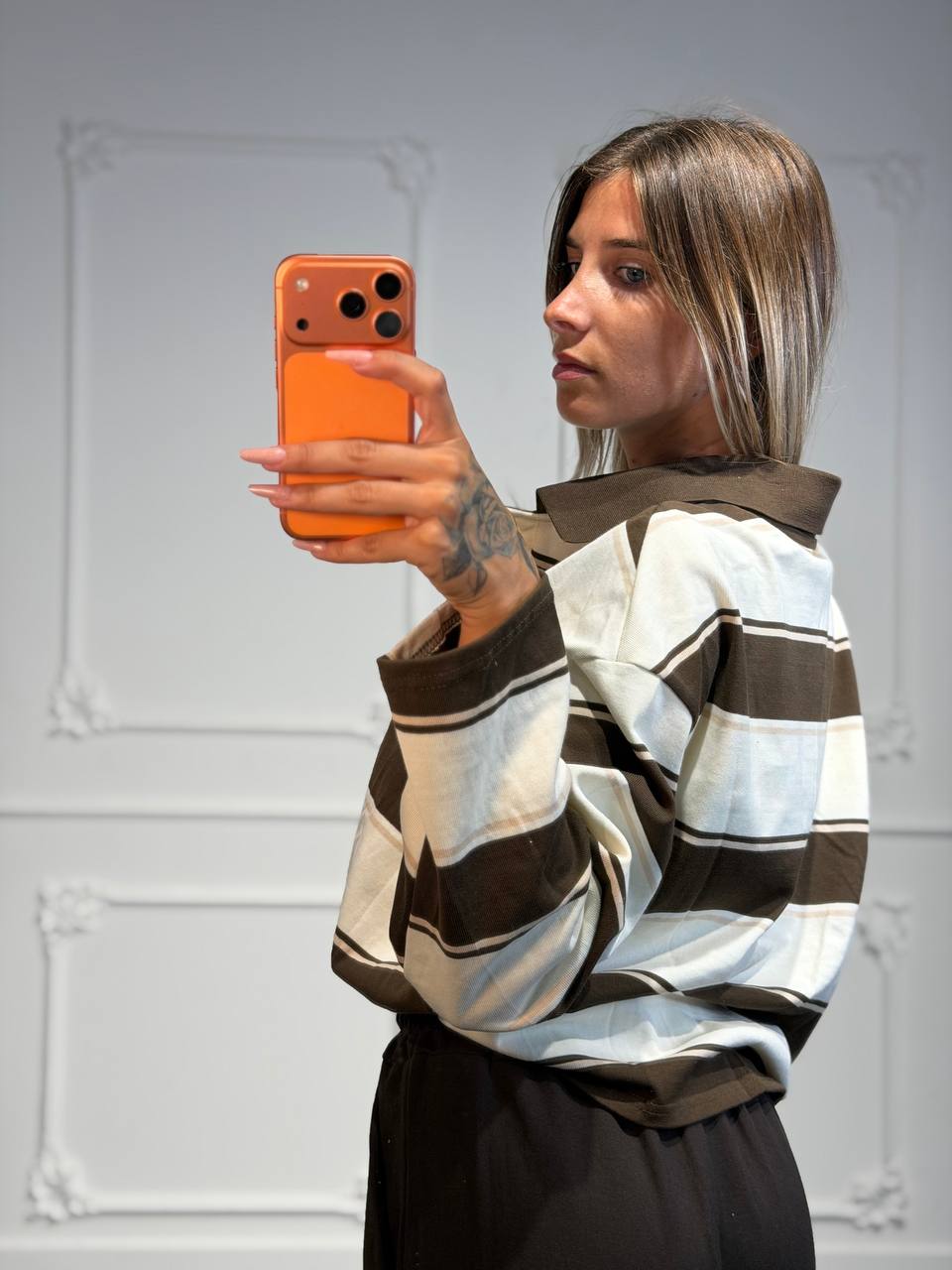 Maglia oversize a righe con colletto classico e maniche lunghe
