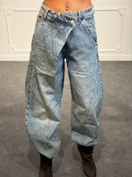 Jeans barrel con chiusura incrociata e cuciture sagomate sulle gambe