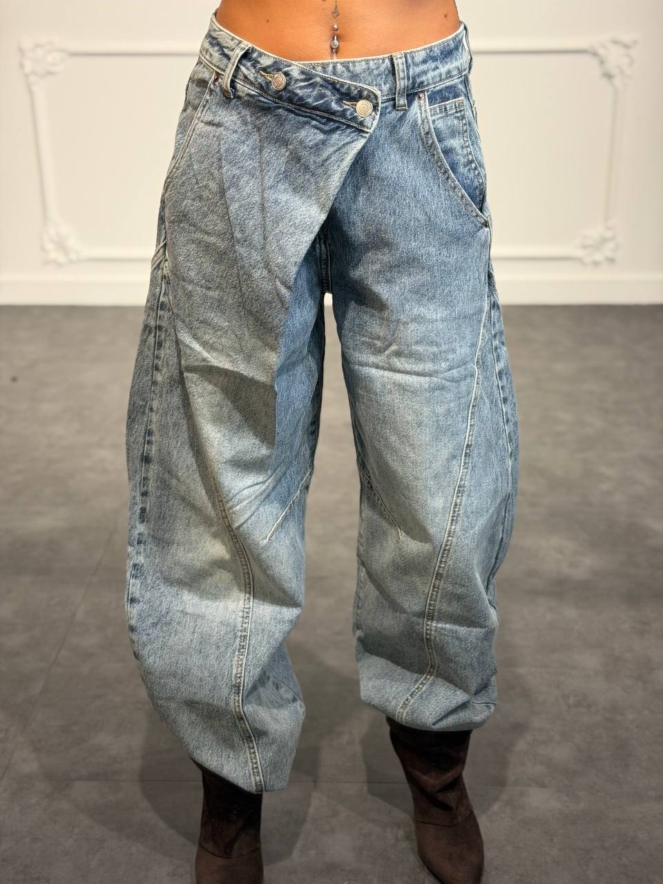 Jeans barrel con chiusura incrociata e cuciture sagomate sulle gambe