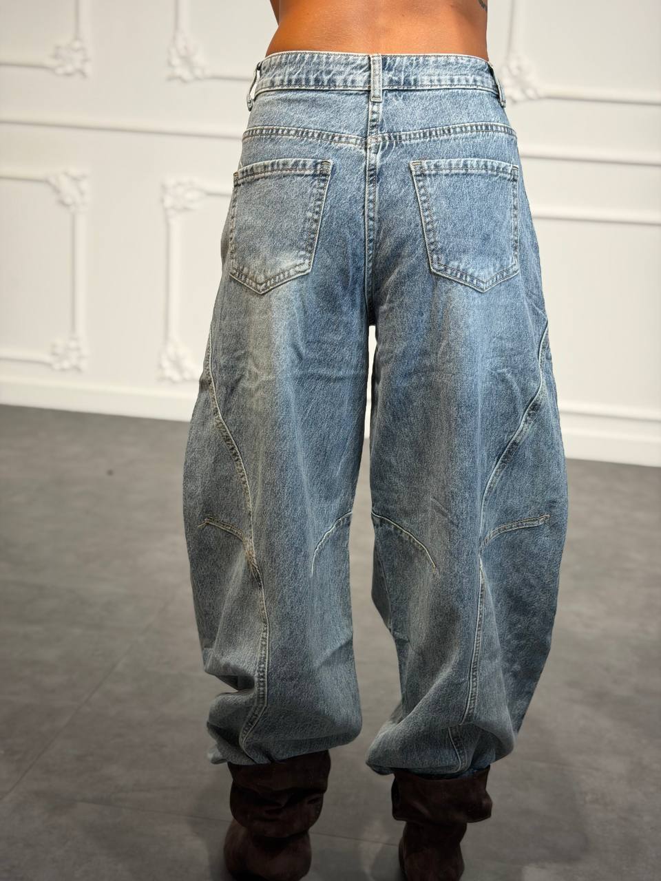 Jeans barrel con chiusura incrociata e cuciture sagomate sulle gambe