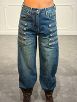 Jeans balloon stile militare con alamari laterali e bottoni metallici