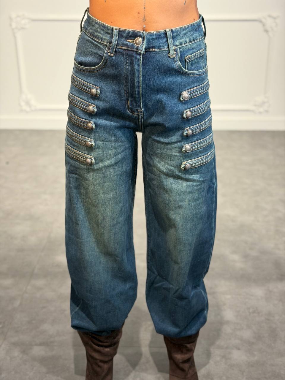 Jeans balloon stile militare con alamari laterali e bottoni metallici