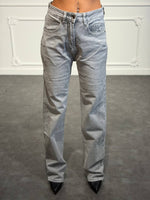 Jeans straight con dettagli destroyed sul retro e tasca gioiello con strass