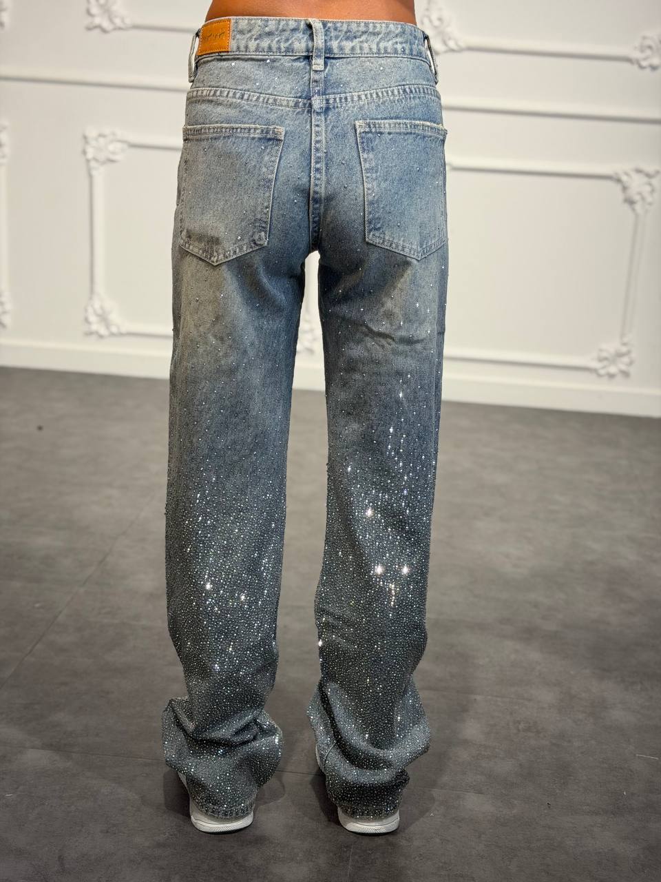 Jeans baggy con strass e gamba morbida