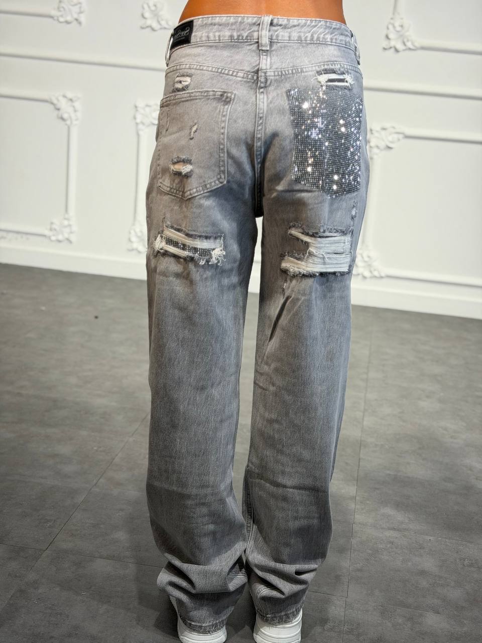 Jeans relaxed destroyed con tasca gioiello e dettagli strappati sul retro