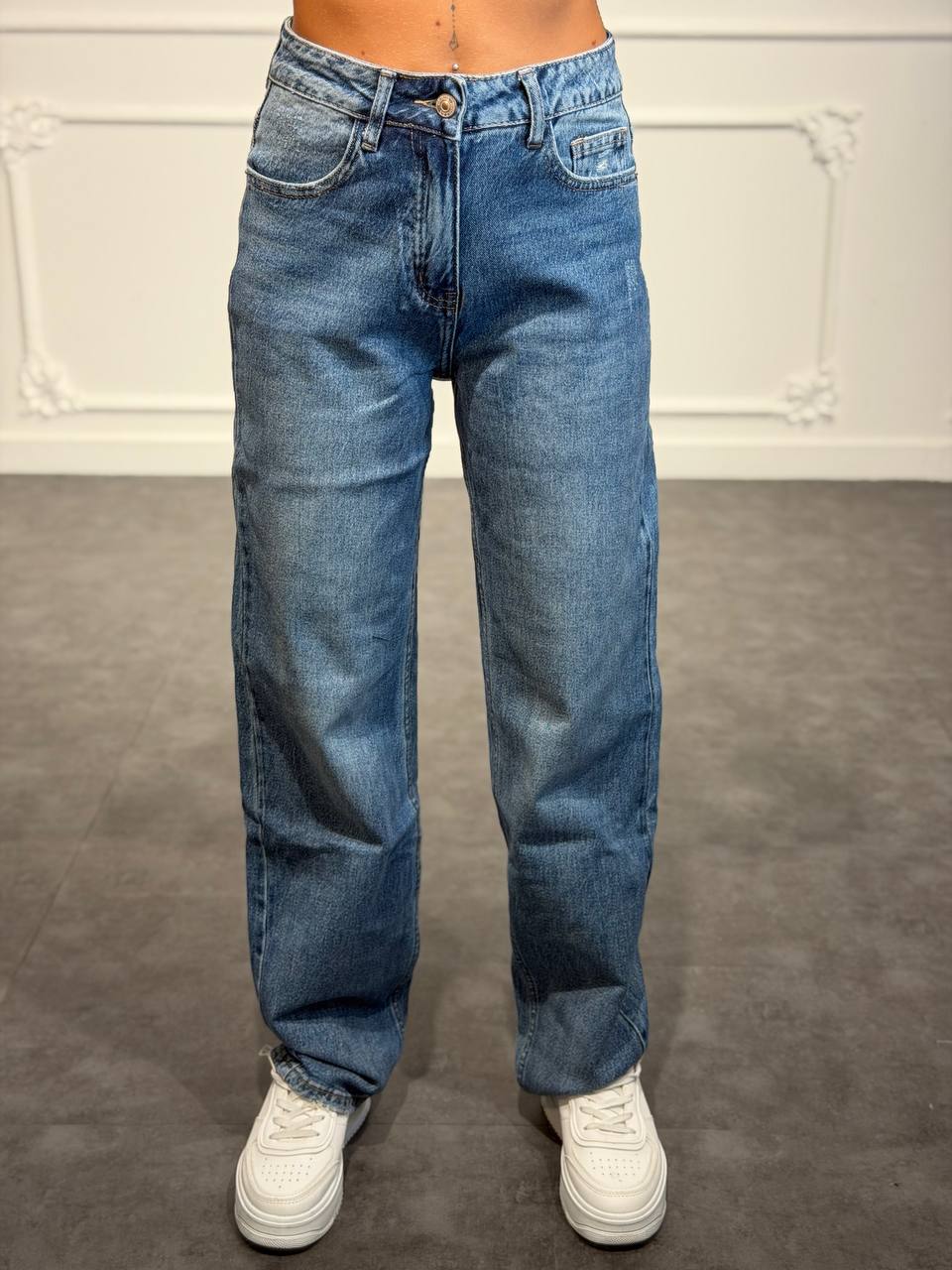Jeans loose fit con gamba dritta e taglio morbido