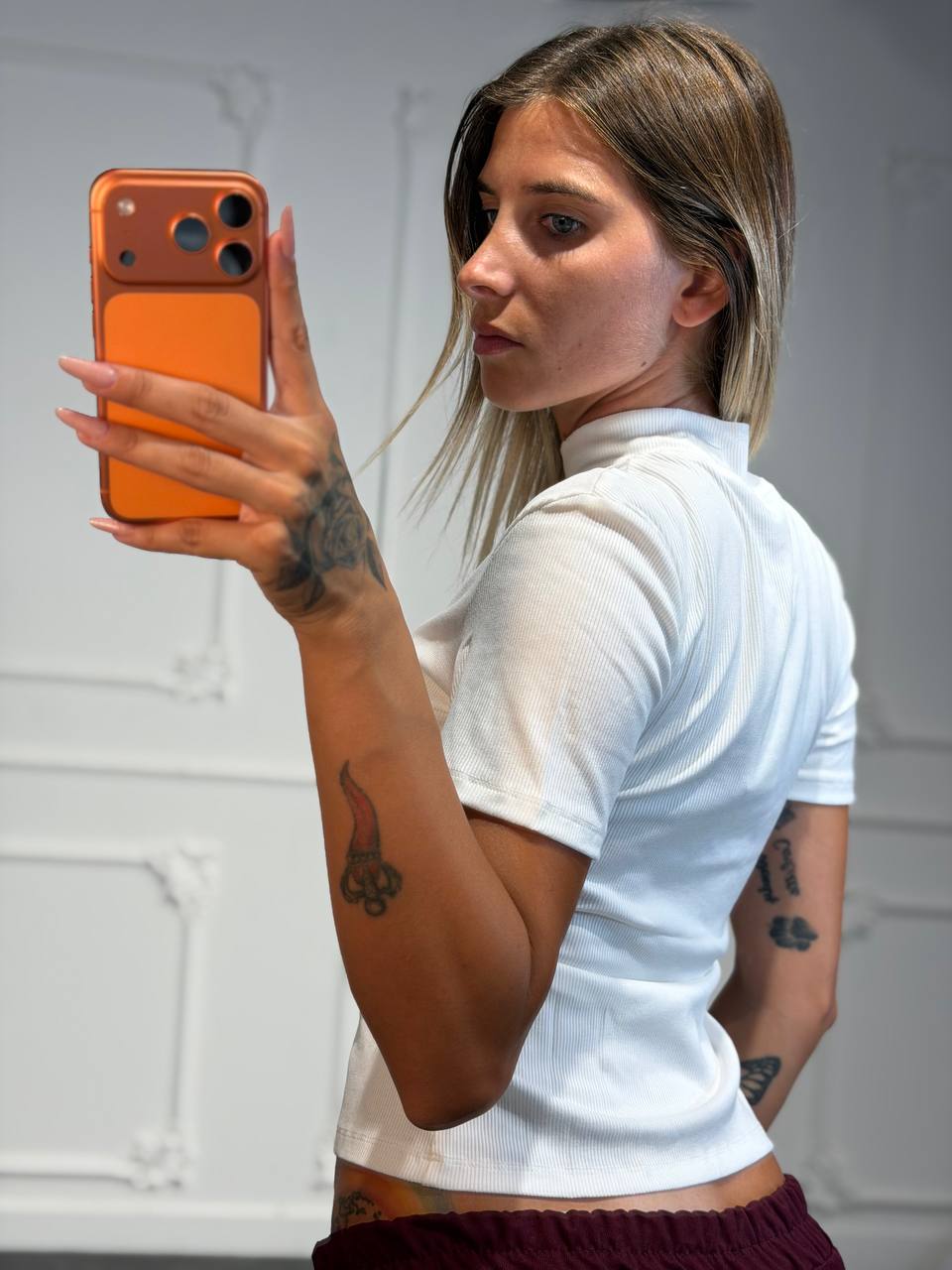 Maglia a costine con collo alto e maniche corte