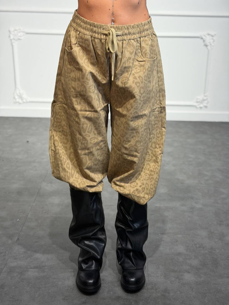 Pantalone animalier con vita elasticizzata, coulisse e gamba ampia