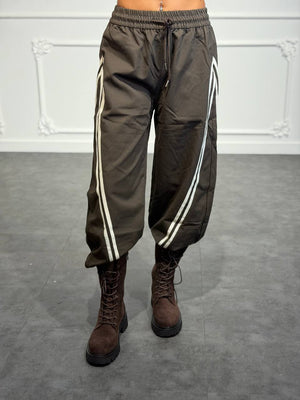 Pantalone parachute con bande laterali, vita elasticizzata e fondo regolabile