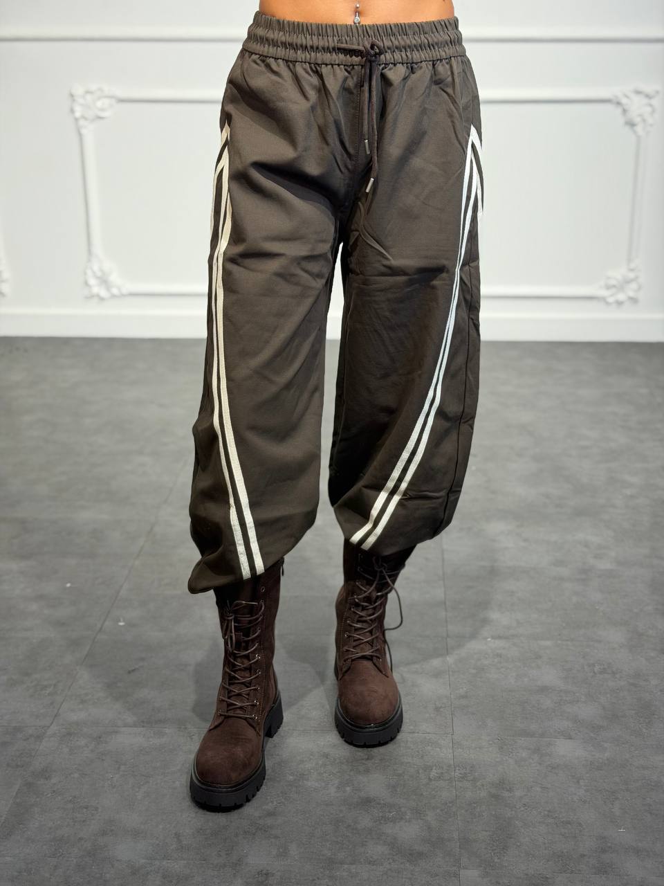 Pantalone parachute con bande laterali, vita elasticizzata e fondo regolabile